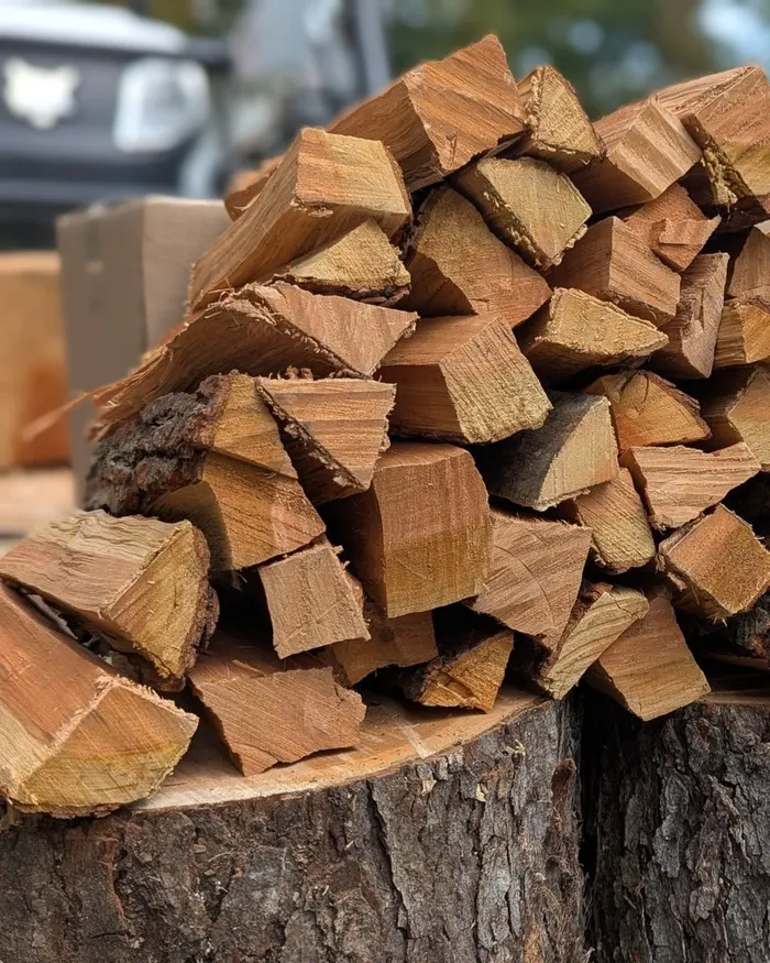 Pile of kiln-dried pizza wood chunks